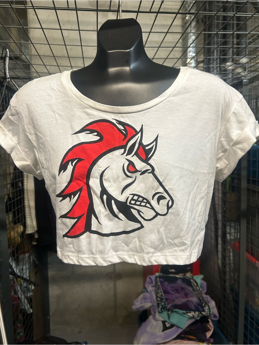 LUX BLK EXCL White Crop Tee Red & Black Bronco Horse 🐴 Graphic cropped tee M